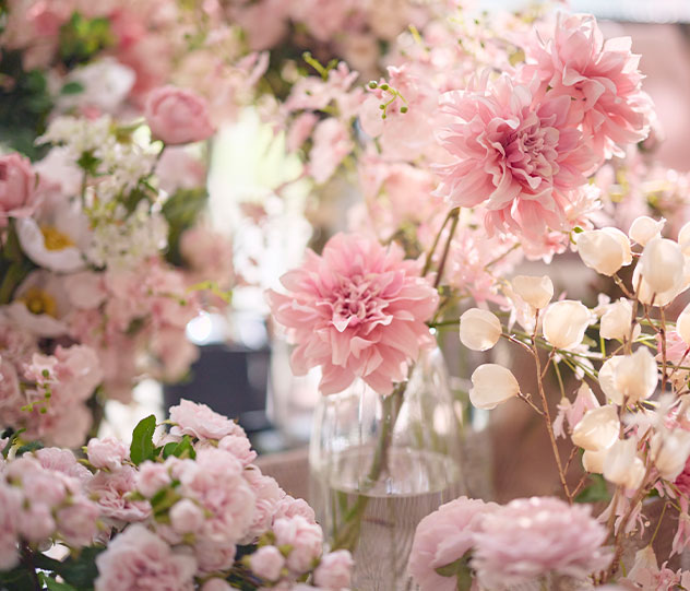 華やかな装花で甘く愛らしい空間に